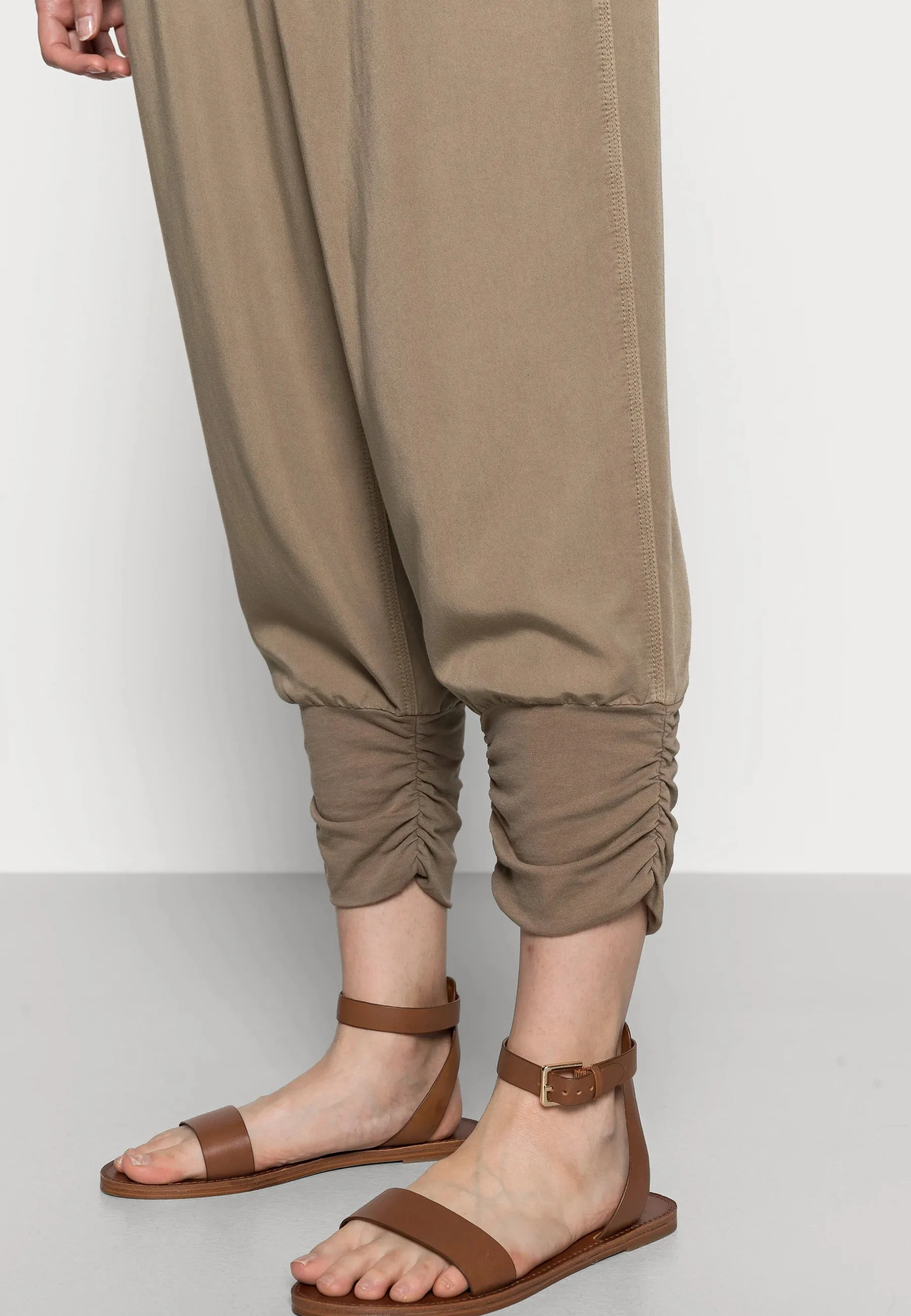 Cream Line Pants - Timber Wolf