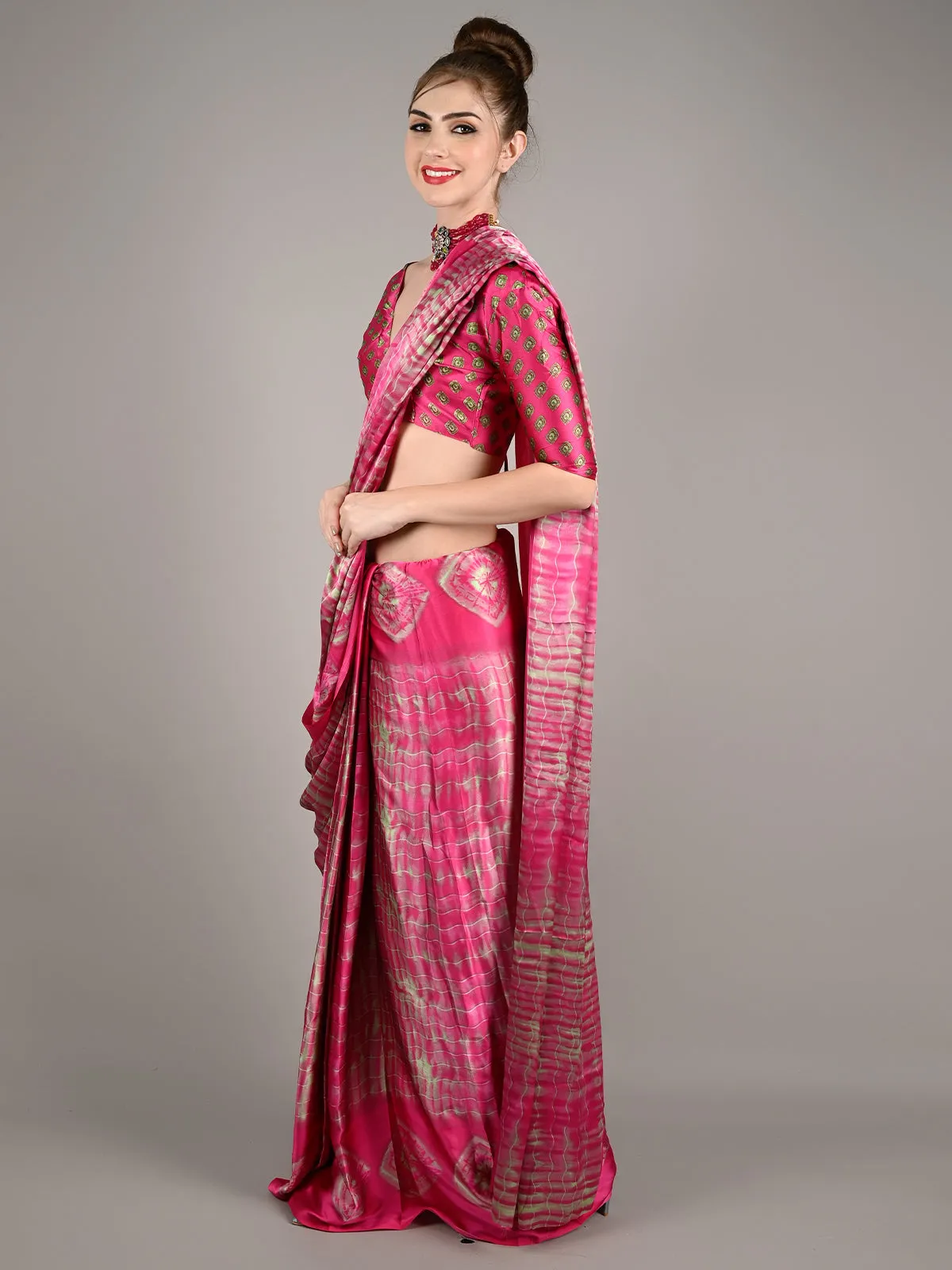 Odette Women Pink Satin Crepe Geometric Print Saree With Unstitched Blouse